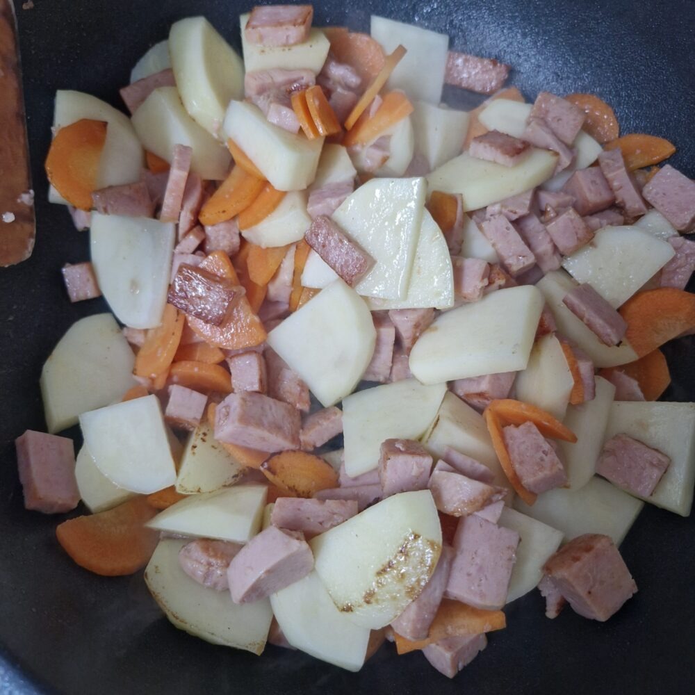 카레 재료 볶기