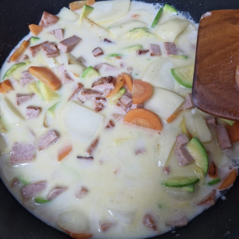 카레 물과 우유 붓기